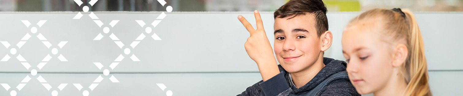 Leerlingen in de klas met netwerkpatroon op de achtergrond