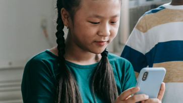 Leerling kijkt op smartphone.