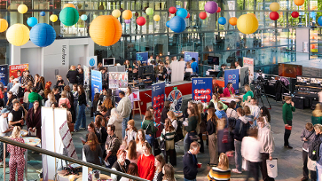 Onderwijsprofessionals komen samen in de hal van Beeld & Geluid.