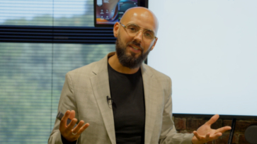 Karim Amghar aan het woord tijdens het wetenschapscollege.