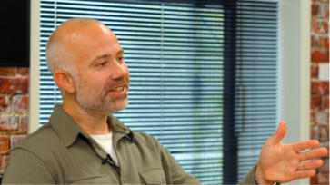 Bas Hummel aan het woord tijdens het wetenschapscollege.