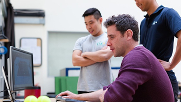 Leerlingen in het voortgezet onderwijs werken achter de computer.