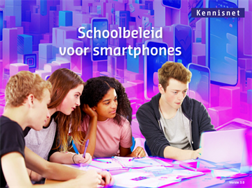 Schoolbeleid voor smartphones, leerlingen werken samen aan laptop en opdrachten