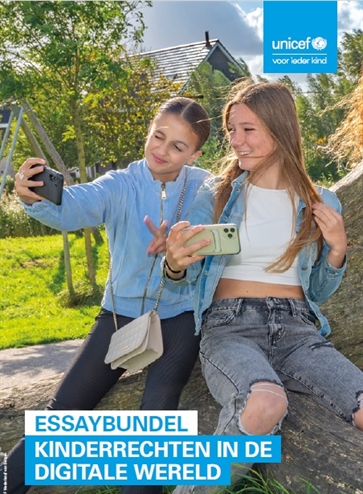 Essaybundel Kinderrechten in de digitale wereld van UNICEF, twee meisjes maken een selfie buiten.