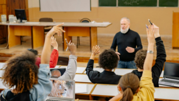 Leerlingen in de klas steken hun vinger op