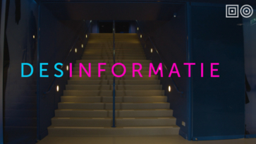 Desinformatie, tekst over een trap in een donkere gang.