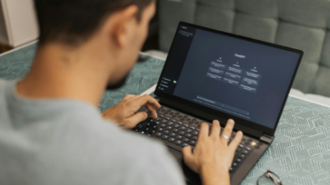 Persoon typt op een laptop met een AI-interface op het scherm