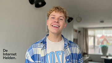 Jongen spreekt in video met logo ‘De Internet Helden’ in beeld.