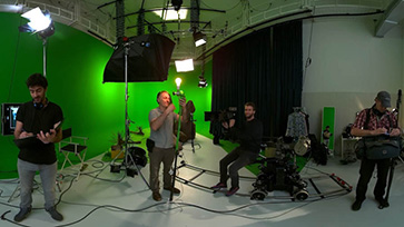 Filmstudio met apparatuur, greenscreen en personeel van Schooltv.