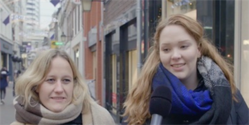 Twee vrouwen lopen op straat.