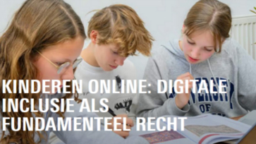 Kinderen online: digitale inclusie als fundamenteel recht. Achtergrond: drie leerlingen doen samen huiswerk.