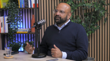 Haroon Sheikh in gesprek tijdens het wetenschapscollege