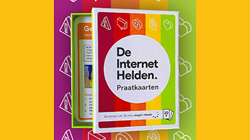 De Internet Helden praatkaarten, kaartenset met kleurrijke achtergrond.