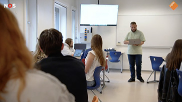 Leraar staat voor de klas in het voortgezet onderwijs