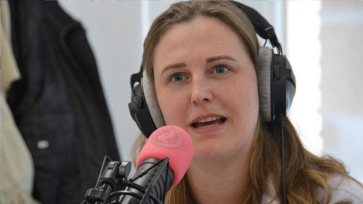 Spreker aan het woord tijdens de podcast