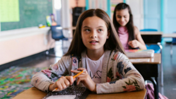 Basisschoolleerling zit in de klas.