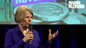 Spreker tijdens de bijeenkomst Het kapitaal en de klas.