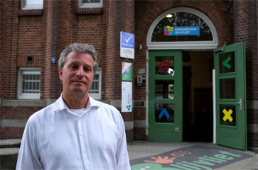 Man staat voor de ingang van Kindcentrum Blijvliet in Rotterdam.