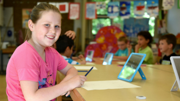 Leerling van OBS Den Bongerd werkt met haar tablet.