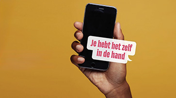 Hand met smartphone en tekstballong met: je hebt het zelf in de hand.