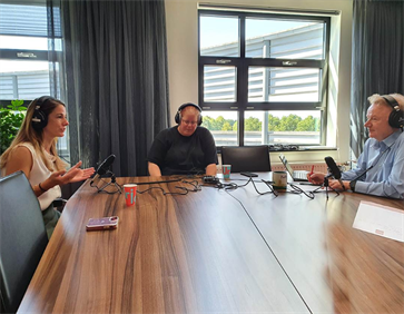 Drie mensen in gesprek tijdens de podcast