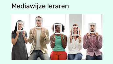 Mediawijze leraren, personen houden een kader voor hun gezicht