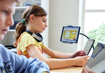 Basisschoolleerlingen werken achter een tablet in de klas
